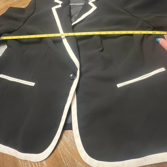 Jones Studio Black Blazer with White Trim - Picture 3 of 5